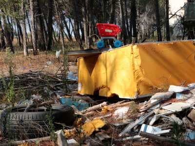 Cumuli di vetri rotti, oggetti di plastica, pneumatici, computer, frigoriferi e persino giocattoli, rovinano irrimediabilmente un luogo che potrebbe essere benissimo sfruttato per un picnic